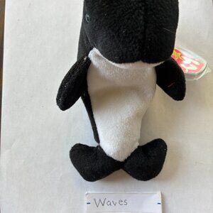 Beanie Baby Waves the  Orca whale by Ty is 5 inches long, black and white